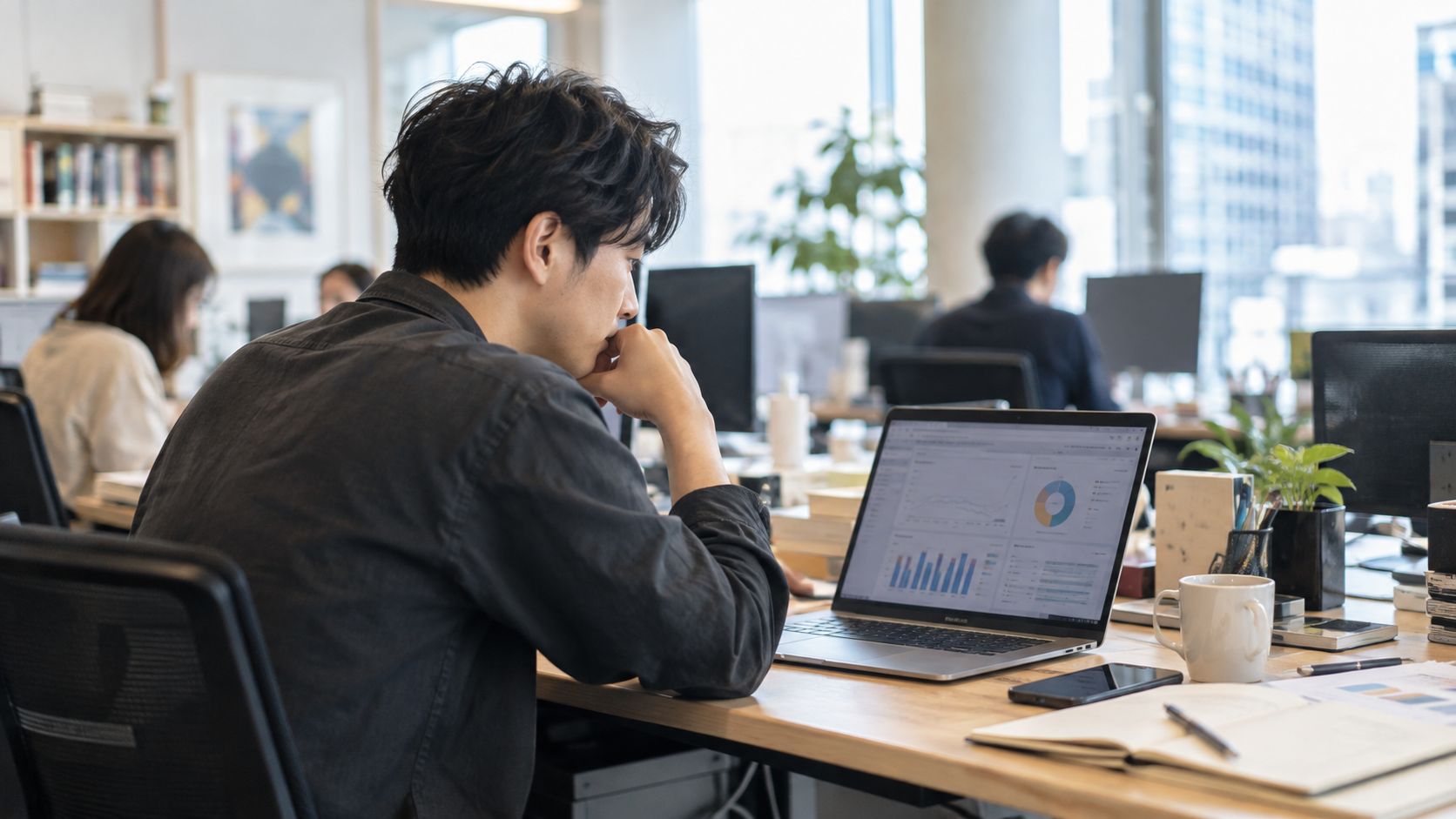 広告の数値を見て考え込む担当者
