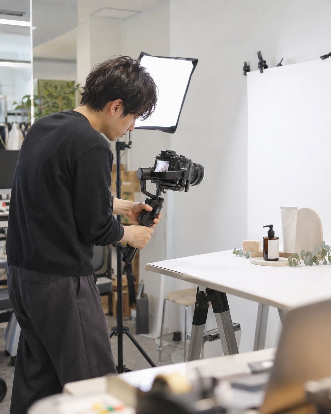 スタジオで商品動画を撮影する制作チーム