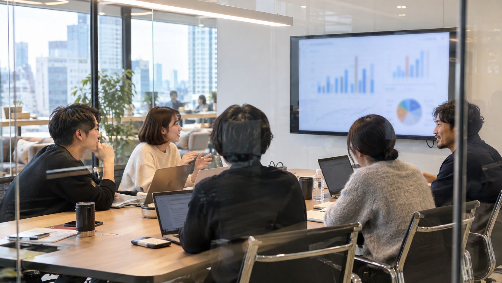 データを見ながら議論するマーケティングチーム